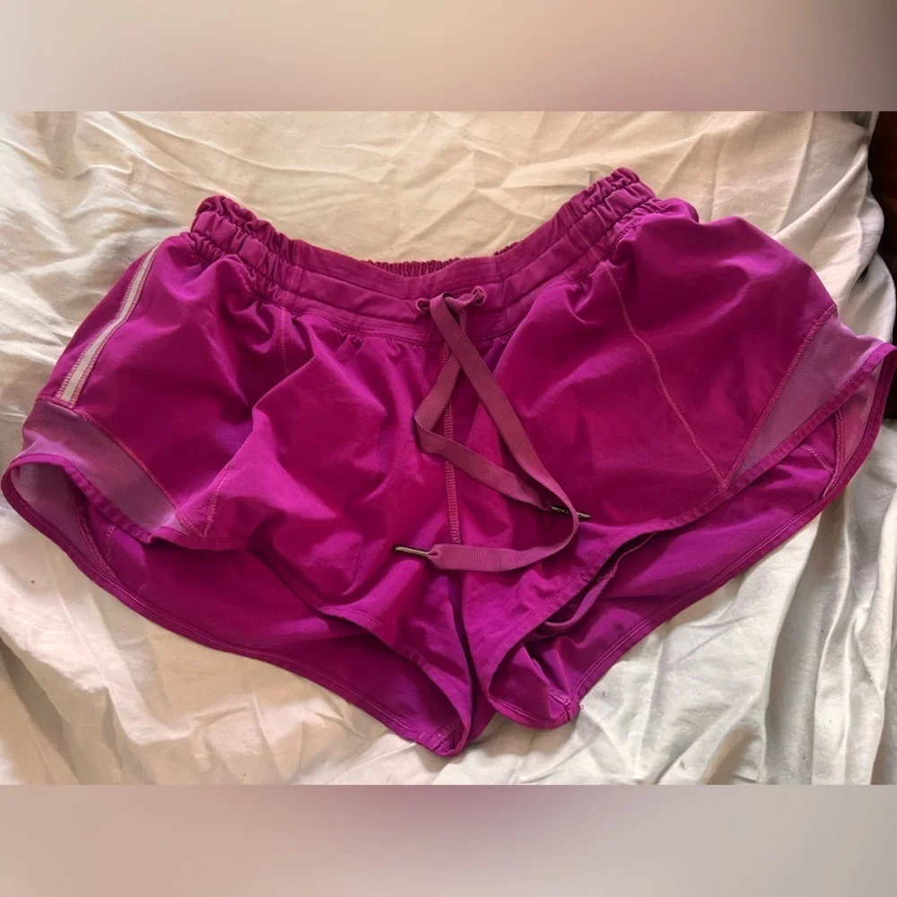 Lululemon hottie hots size 6 inseam 4’ in raspberry